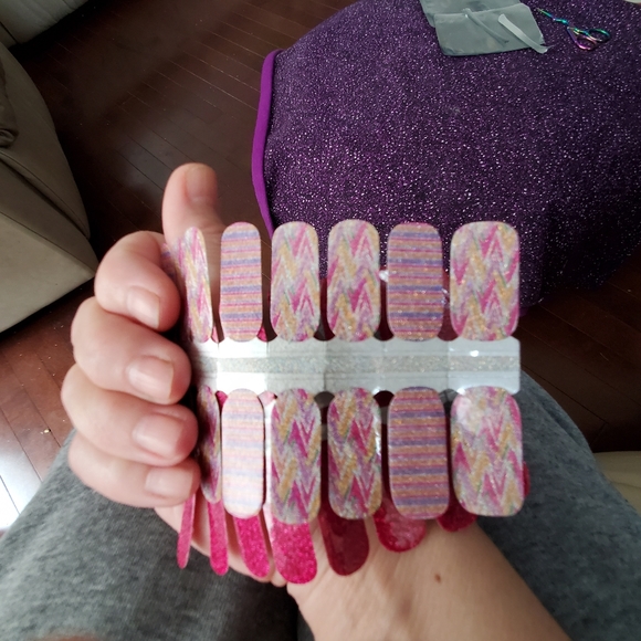 Dry Nail Polish Strips & Gel Wraps (No UV Light Required) - Picture 3 of 14